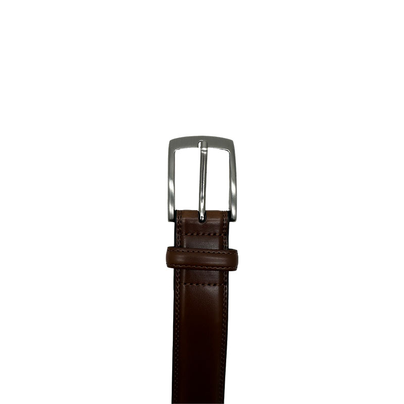 How can you identify the quality of a men's leather belt by observing its grain, luster, and feel?